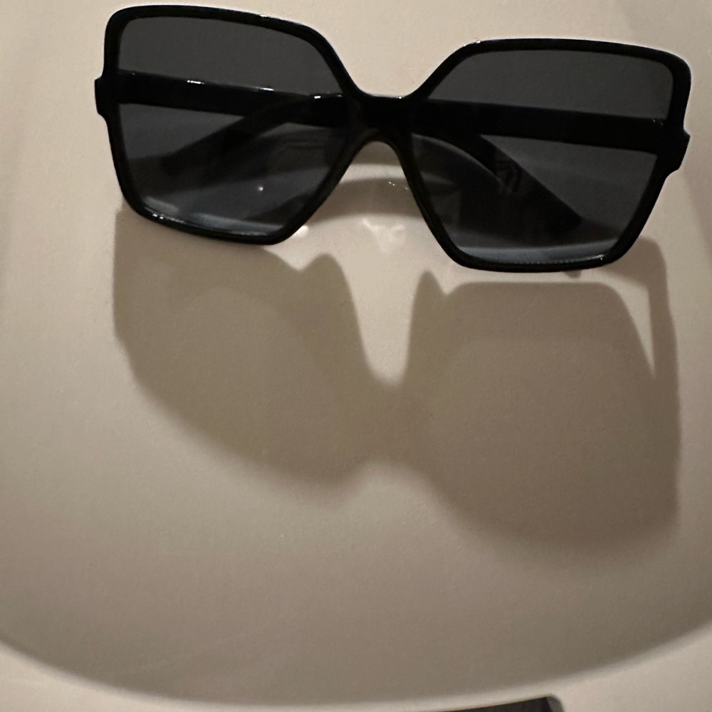 New Women’s Black Oversized Sunglasses